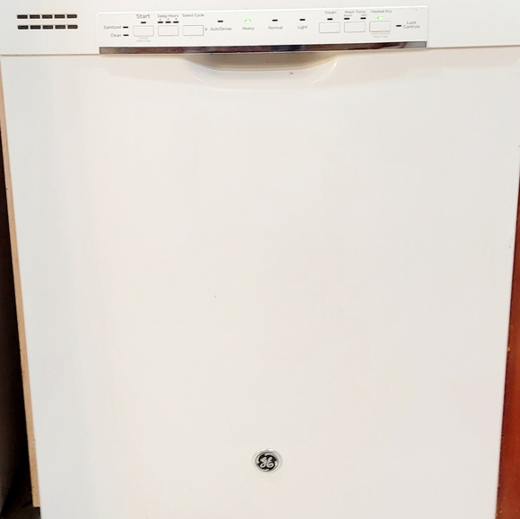 Fridge, microwave, stove, dishwasher - Picture 1 of 4